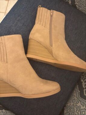 Tan boots new